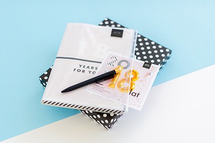 Notes w wymiennej oprawie Zip Cover na czarnej okładce w kropki