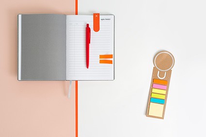 Otwarty notes z kolorowymi karteczkami samoprzylepnymi