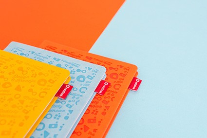 Kolorowe okładki notesów z metkami i tłoczeniem