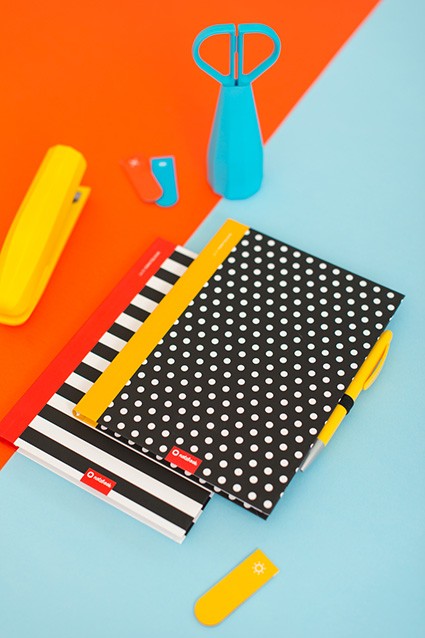 Notes w czarnej oprawie z gumką, magnesami i karteczkami