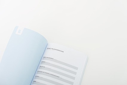 Błękitny notes z otwartą stroną w linie