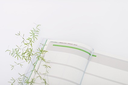 Otwarty notes z zieloną tasiemką z zakładką