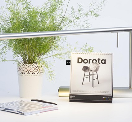 Kalendarz biurkowy Dorota stojący przy oknie