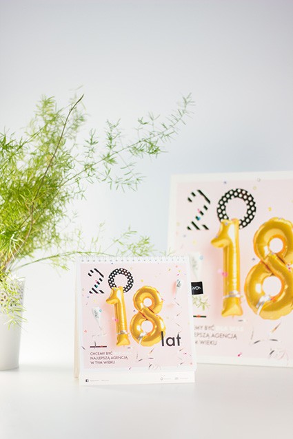 Biały kalendarz biurkowy z graficznym nadrukiem 2018
