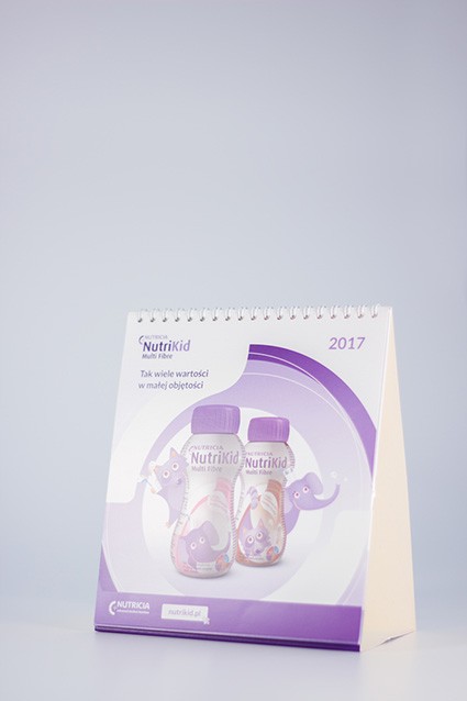 Kalendarz biurkowy z fioletową grafiką reklamową