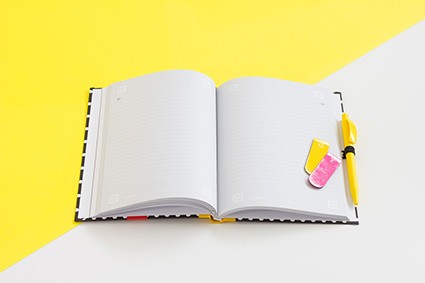 Otwarty notes Whitelines z żółtym długopisem