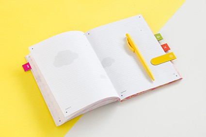 Otwarty notes z aplikacją O2O i żółtym długopisem