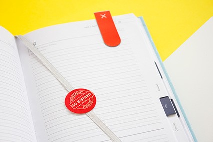 Otwarty notes z czerwoną naklejką i zakładką