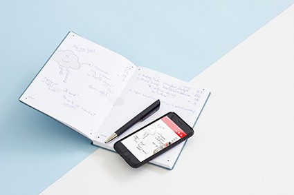 Otwarty notes z telefonem i aplikacją O2O