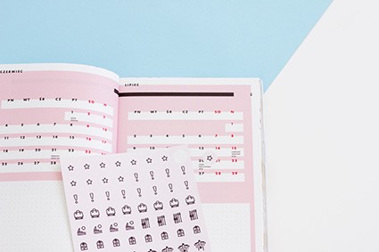 Otwarty notes z naklejkami infograficznymi